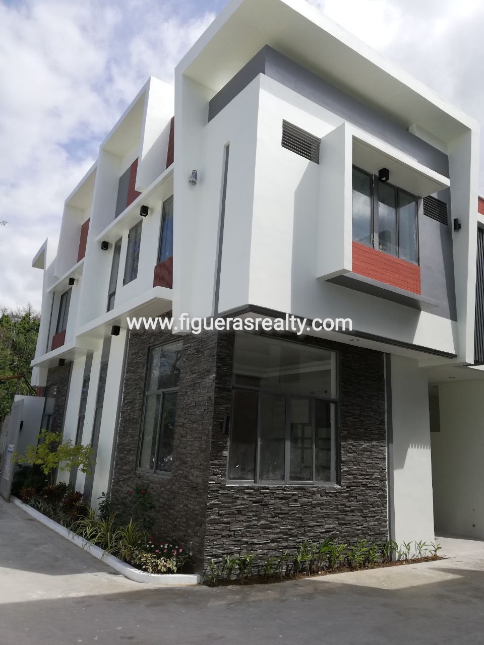 3 Bedroom Townhouse for Sale in EDSA Munoz, Quezon City near SM North | Multipoint Water Heater & Smart&nbsp;Parking